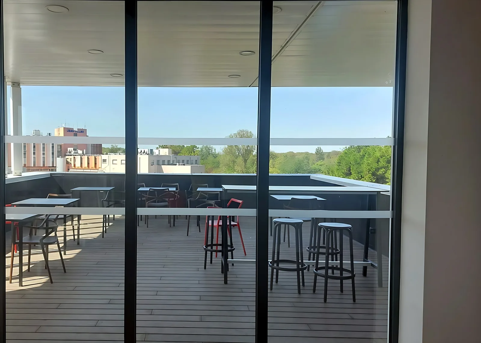 Terrasse extérieure du campus de BTS Business School à Bruges